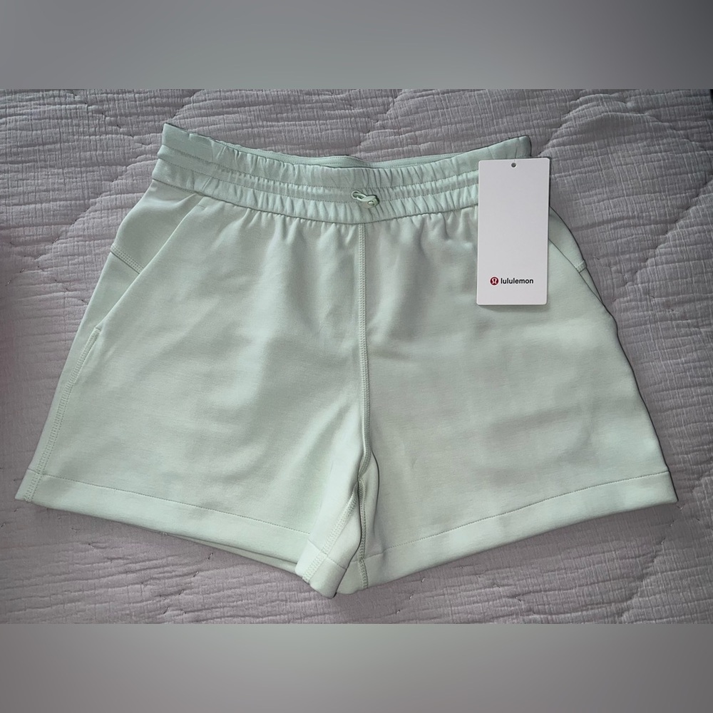 NWT Lululemon Softstreme High Rise Short 4”